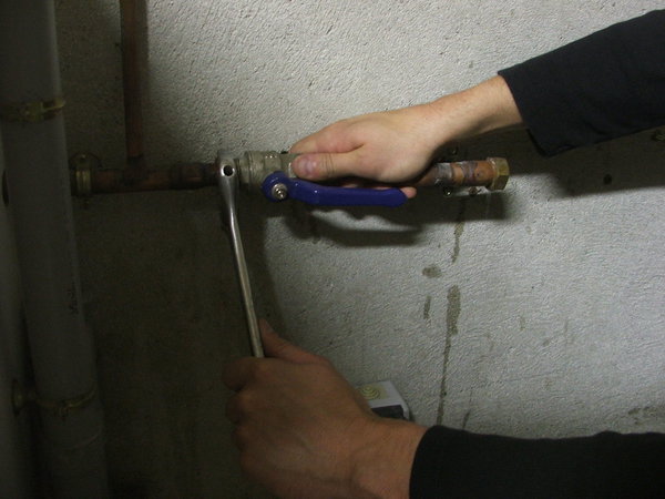 Etape 13 : pour distribuer l’eau adoucie dans la maison, il est également nécessaire de démonter la vanne d’arrêt, à l’aide d’une clé. Cette vanne, ayant des raccords mâles, sera réinstallée après avoir enlevé le tuyau vissé dessus.