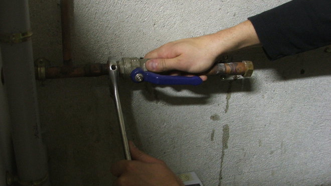 Etape 13 : pour distribuer l’eau adoucie dans la maison, il est également nécessaire de démonter la vanne d’arrêt, à l’aide d’une clé. Cette vanne, ayant des raccords mâles, sera réinstallée après avoir enlevé le tuyau vissé dessus.