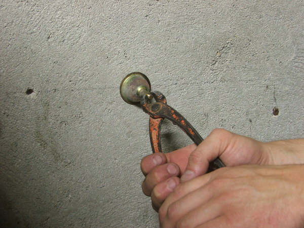 Etape 14 : à l’aide d’une pince coupante, enlever la tige filetée et la rosace en forme de cloche du collier de serrage restant.