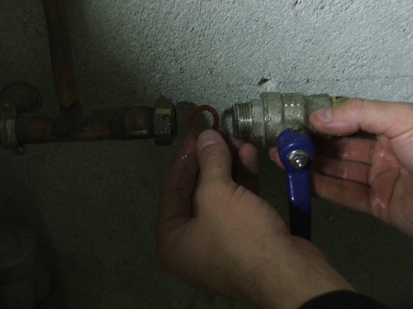 Etape 15 : après avoir démonté le tube restant sur la vanne, nettoyer les filets si nécessaire et remplacer le joint, puis visser la vanne sur le raccord tournant de façon à ce que la poignée puisse être manœuvrée librement, une fois le serrage effectué.
