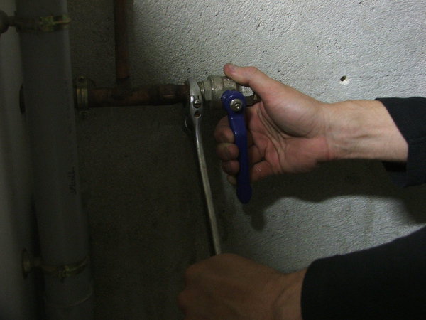 Etape 16 : tout en maintenant la vanne dans sa position définitive, serrer l’écrou à l’aide d’une clé à molette.