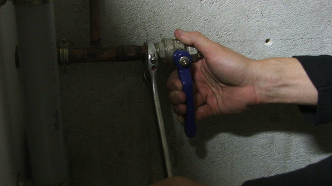 Etape 16 : tout en maintenant la vanne dans sa position définitive, serrer l’écrou à l’aide d’une clé à molette.