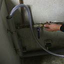 Etape 18 : raccorder le flexible d’évacuation sur la canalisation, en ayant installé auparavant le joint.