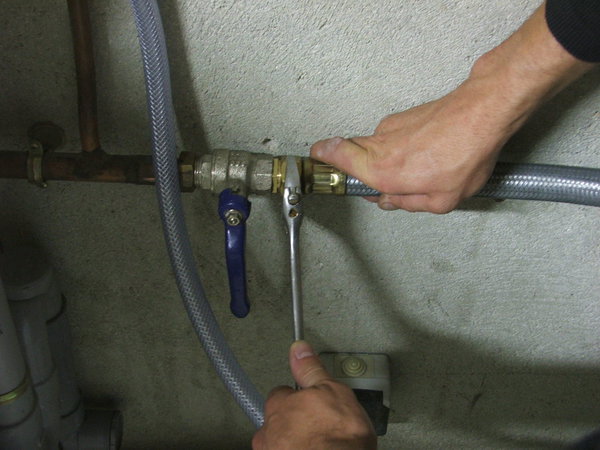 Etape 19 : serrer à l’aide d’une clé.