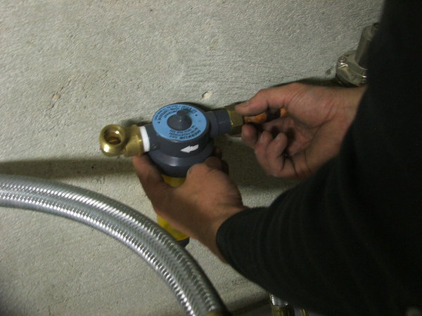 Etape 20 : le filtre anti-sédiment doit être placé en amont de l’adoucisseur, en respectant le sens de circulation de l’eau, indiqué par une flèche. L’étanchéité est assurée par un joint. Serrer modérément à l’aide d’une clé.