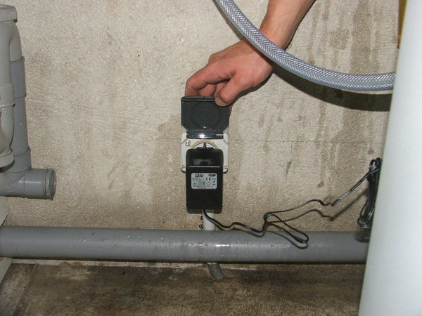 Etape 24 : brancher l’adoucisseur sur une prise de courant.