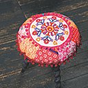 Coussin rond pour tabouret folklorique en broderie et patchwork page 24.