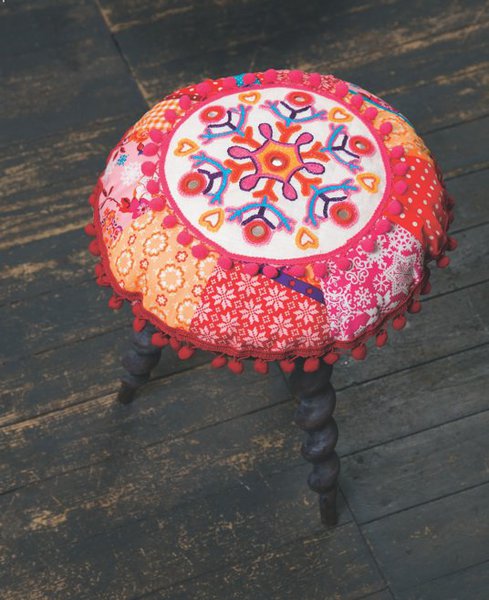 Coussin rond pour tabouret folklorique en broderie et patchwork page 24.