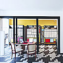 Pour occuper les bambins pendant que les parents tentent de choisir un modèle de lunettes parmi les 60 proposés, un espace ludique a été créé, avec quelques jeux dispersés sur un tapis signé Nathalie Lété.