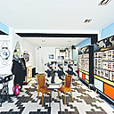 Déborah et Alexis Wargon, passionnés de décoration et de vintage, ont ouvert leur Fabrique de Lunettes, un concept store au look totalement rétro, qui ravira les amateurs du style Mondrian et de l’esprit glamour des années « fifties ». Presqu'un univers à la Jacques Tati.