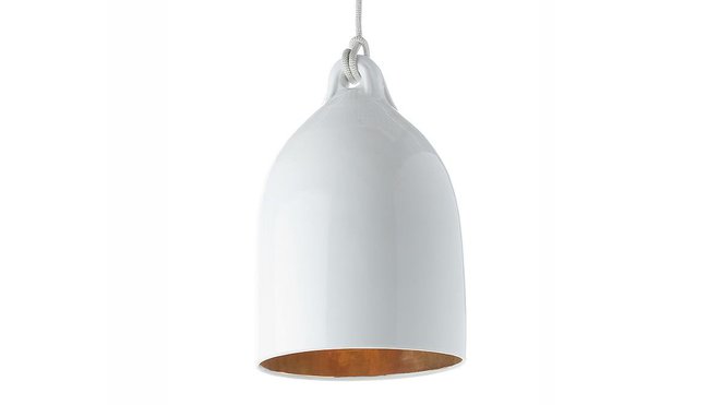 Réflecteur : suspension en porcelaine blanche et intérieur cuivre, Pol’s Potten, 249 €, BHV.