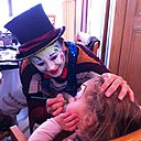 Ambiance familiale avec une clown qui maquille les enfants pendant que les parents se sustentent...