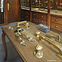 Poignées de tirage, boutons, bâton de maréchal... la Maison Fontaine regorge de modèles pour équiper les grandes portes d'entrées de résidences privées ou d'immeubles de luxe.