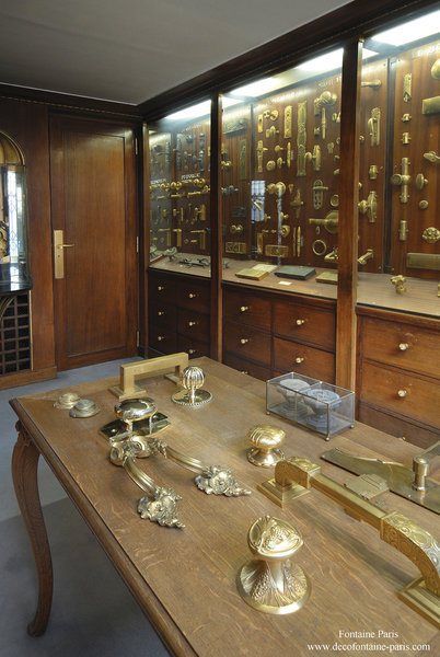 Poignées de tirage, boutons, bâton de maréchal... la Maison Fontaine regorge de modèles pour équiper les grandes portes d'entrées de résidences privées ou d'immeubles de luxe.