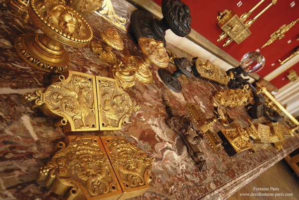 Serrures en appliques ou bouton de tirage de portes merveilleusement ciselés comme autrefois.