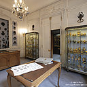 L'élégant showroom de la rue de Rivoli accueille les clients particuliers et décorateurs pour déterminer les choix des modèles de poignées, béquilles et autres crémones ou espagnolettes.