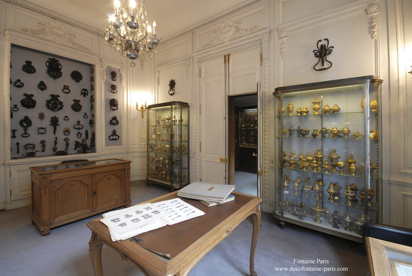 L'élégant showroom de la rue de Rivoli accueille les clients particuliers et décorateurs pour déterminer les choix des modèles de poignées, béquilles et autres crémones ou espagnolettes.