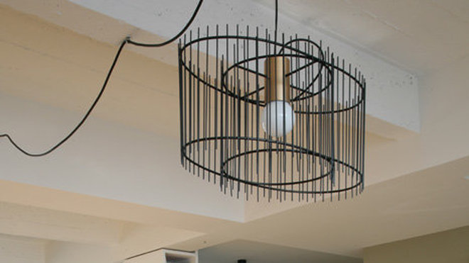 La cuisine s’intègre à l’espace avec son bloc îlot qui figure un buffet des années 1950. Un comptoir a été prévu pour les repas rapides. Les rangements, sous le plan de travail et l’évier, ont été dessinés en continuité de l’espace. L'éclairage est assuré par une très belle suspension en fil métallique dessinée spécifiquement pour le lieu par Claire Escalon et Nicolas Lanno.