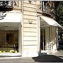 Vaisseau amiral d'Hugues Chevalier, le spacieux showroom à l'angle du boulevard Haussmann et de l'avenue de Messine.