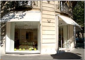 Vaisseau amiral d'Hugues Chevalier, le spacieux showroom à l'angle du boulevard Haussmann et de l'avenue de Messine.