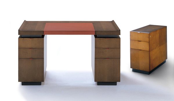 La collection Hugues Chevalier permet aussi de meubler avec élégance un bureau comme avec le modèle Princeton avec son plateau gainé de cuir et son caisson.