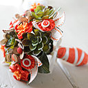 Artichauts, feutrine rebrodée et yoyos.