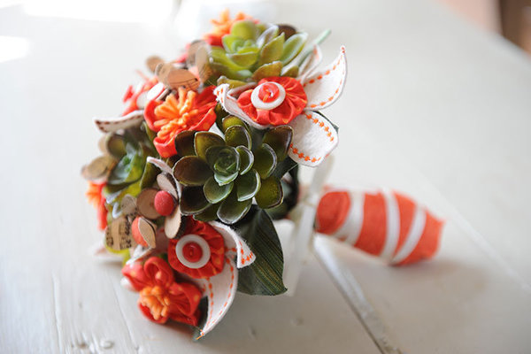 Artichauts, feutrine rebrodée et yoyos.