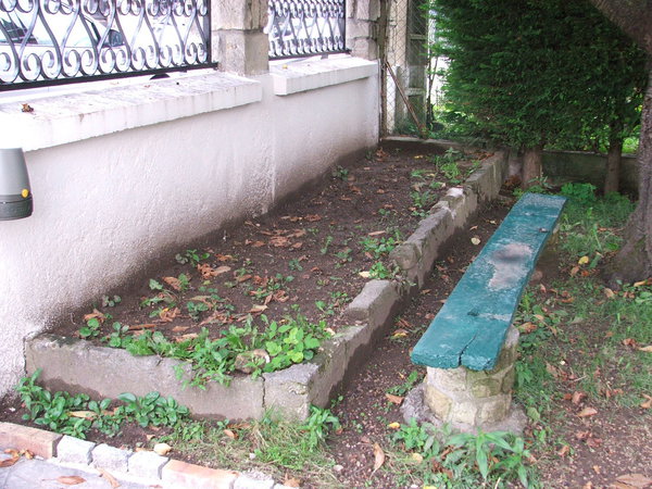 Avant: le temps et les intempéries ont fini par fendiller le béton.