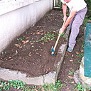Etape 1 : Nettoyer le sol des détritus pour dégager le béton.