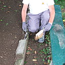 Etape 4 : Nettoyer le support de toute partie non adhérente (terre, poussière) à la balayette.