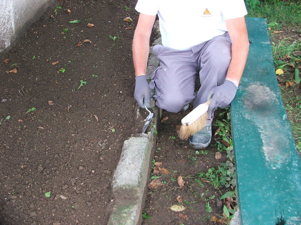 Etape 4 : Nettoyer le support de toute partie non adhérente (terre, poussière) à la balayette.