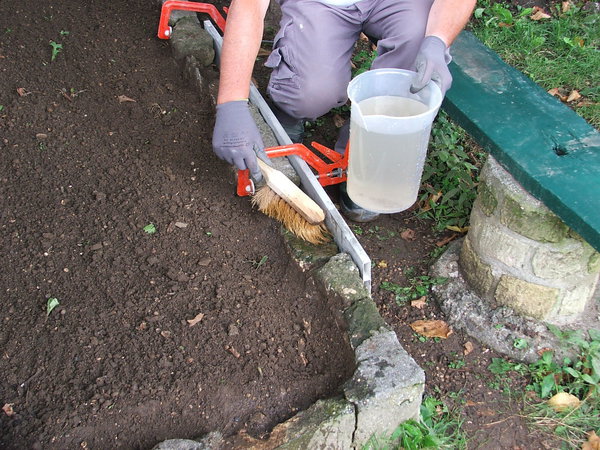Etape 6 : Humidifier le support avec une balayette. Le support ne doit pas être ruisselant.