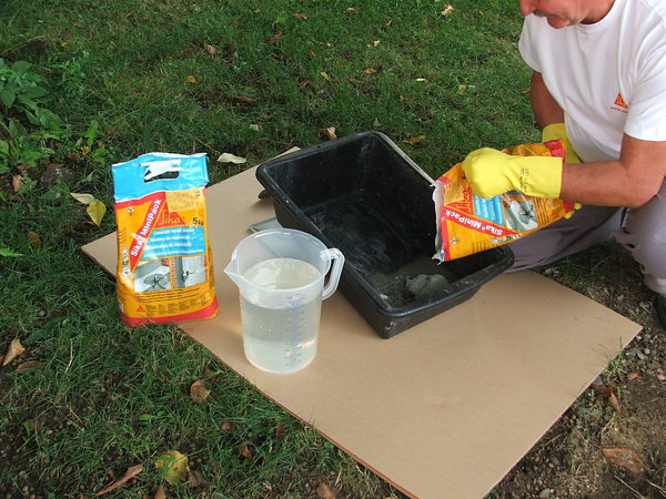 Etape 7 : Préparer le mélange : eau + Sika Mini Pack Mortier de réparation. Gâcher par petites quantités jusqu’à la consistance souhaitée. A titre d’indicatif, la quantité d’eau de gâchage est d’environ 16 cl d’eau pour 1 kilo de poudre.
