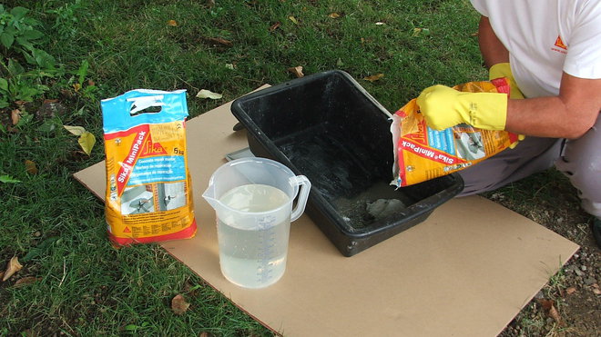 Etape 7 : Préparer le mélange : eau + Sika Mini Pack Mortier de réparation. Gâcher par petites quantités jusqu’à la consistance souhaitée. A titre d’indicatif, la quantité d’eau de gâchage est d’environ 16 cl d’eau pour 1 kilo de poudre.