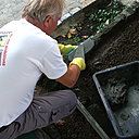 Etape 8 : Après préparation du mélange, appliquer le Sika Mini Pack Mortier de réparation à la truelle, sur une épaisseur de 6 à 20 mm par passe.
