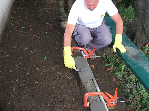 Etape 10 : La finition s’effectue à la langue de chat, ou s’agit de bien lisser le mortier avec le plat de l’outil.