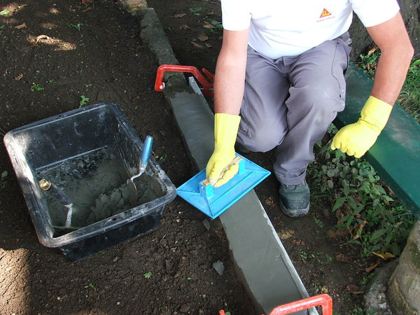Etape 11 : Afin de parfaire la planéité générale, passer la taloche en plastique sans trop appuyer