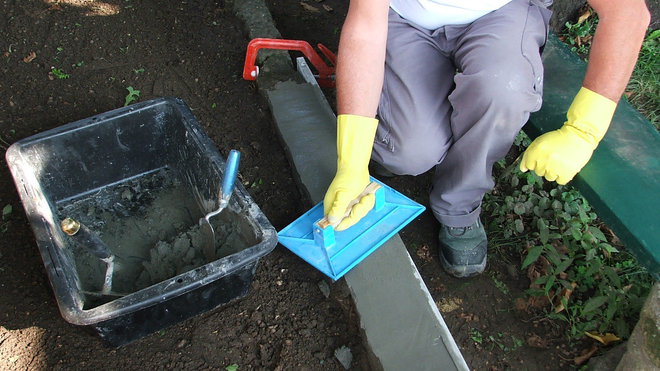Etape 11 : Afin de parfaire la planéité générale, passer la taloche en plastique sans trop appuyer