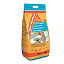Le mini pack de 5 kilos de chez Sika et un mortier prêt à gâcher pour effectuer des réparations sur du béton usagé ou pour un ragréage.