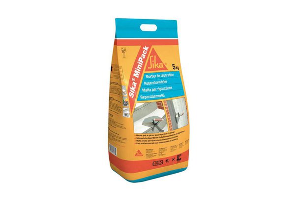 Le mini pack de 5 kilos de chez Sika et un mortier prêt à gâcher pour effectuer des réparations sur du béton usagé ou pour un ragréage.