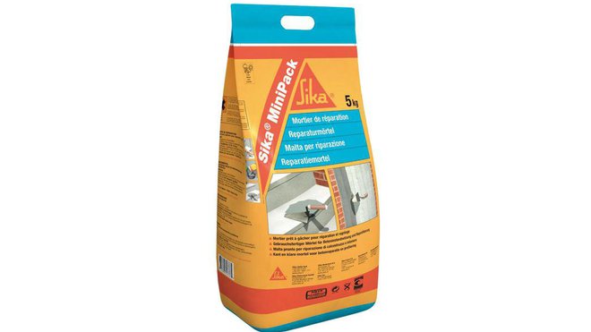 Le mini pack de 5 kilos de chez Sika et un mortier prêt à gâcher pour effectuer des réparations sur du béton usagé ou pour un ragréage.