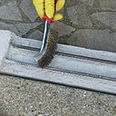 Variante étape 1 : Les surfaces métalliques doivent être propres. Passer un brosse métallique sur les fers, afin d’éliminer toutes les particules.