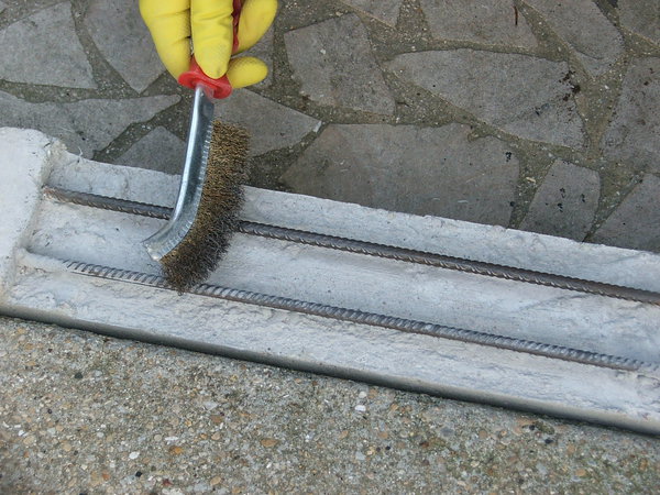 Variante étape 1 : Les surfaces métalliques doivent être propres. Passer un brosse métallique sur les fers, afin d’éliminer toutes les particules.