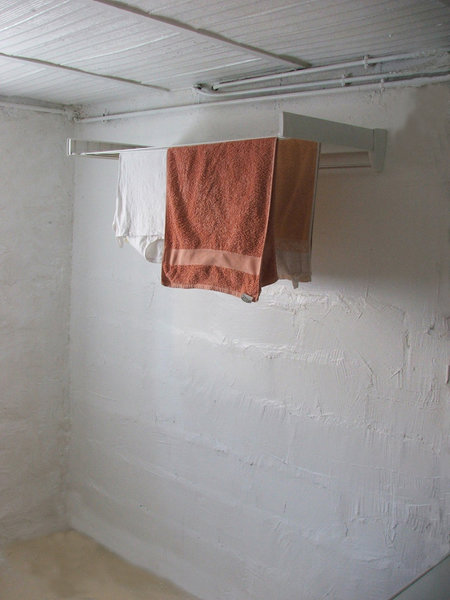 Après: il s'avère bien pratique d'étendre toute une lessive sur les huit barre du séchoir mural.