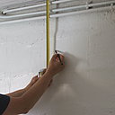 Etape 1 : Marquer la hauteur souhaitée à l’aide d’un mètre ruban et d’un crayon à papier sec (2H). Etape 1 : Marquer la hauteur souhaitée à l’aide d’un mètre ruban et d’un crayon à papier sec (2H).