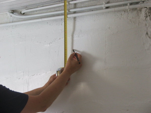 Etape 1 : Marquer la hauteur souhaitée à l’aide d’un mètre ruban et d’un crayon à papier sec (2H).