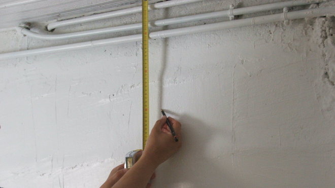 Etape 1 : Marquer la hauteur souhaitée à l’aide d’un mètre ruban et d’un crayon à papier sec (2H). Etape 1 : Marquer la hauteur souhaitée à l’aide d’un mètre ruban et d’un crayon à papier sec (2H).