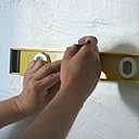 Etape 2 : Marquer un trait horizontal à l'aide d'un niveau à bulle d’après le repère au crayon préalable .Tirer un trait d’un mètre au moins. Etape 2 : Marquer un trait horizontal à l'aide d'un niveau à bulle d’après le repère au crayon préalable .Tirer un trait d’un mètre au moins.