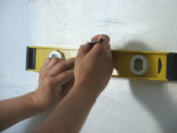 Etape 2 : Marquer un trait horizontal à l'aide d'un niveau à bulle d’après le repère au crayon préalable .Tirer un trait d’un mètre au moins.