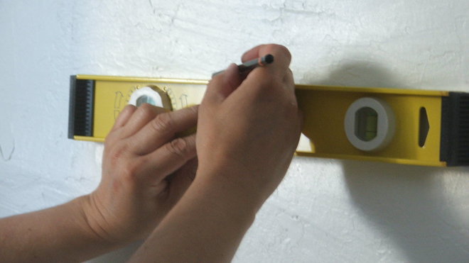 Etape 2 : Marquer un trait horizontal à l'aide d'un niveau à bulle d’après le repère au crayon préalable .Tirer un trait d’un mètre au moins. Etape 2 : Marquer un trait horizontal à l'aide d'un niveau à bulle d’après le repère au crayon préalable .Tirer un trait d’un mètre au moins.